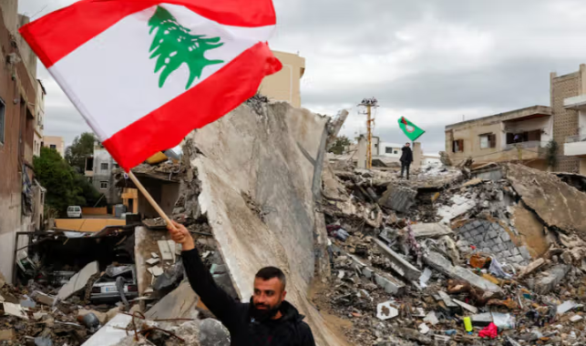 مشاهد مؤثرة.. اللبنانيين يعودون إلى الجنوب رغم الخطر