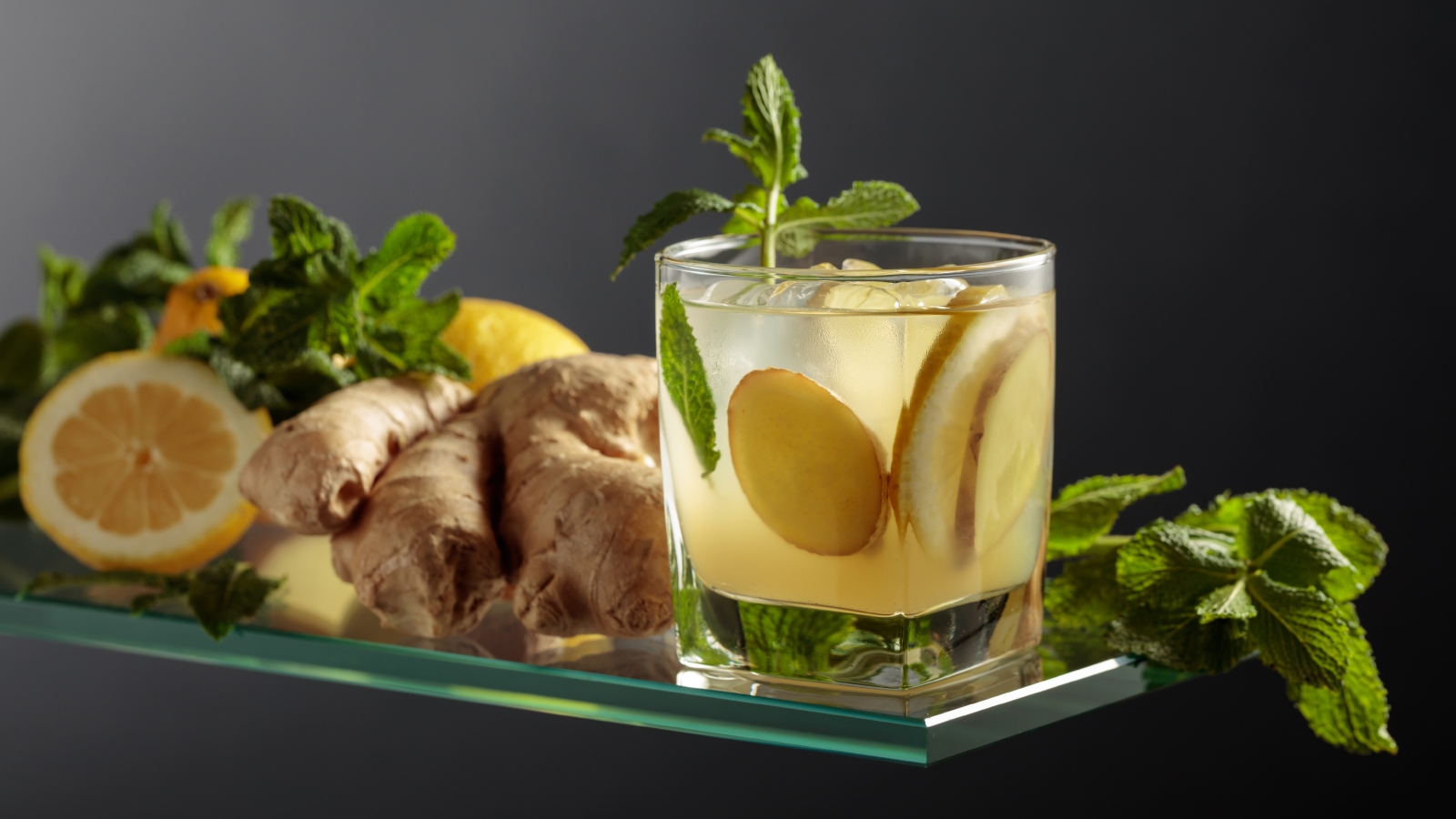 مشروب الزنجبيل والنعناع والليمون: حل طبيعي لتخفيف آلام الدورة