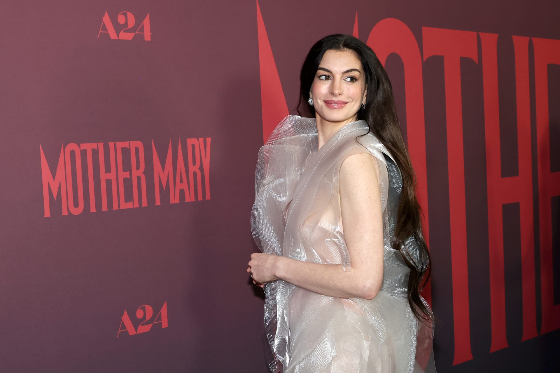 معجب يهدي آن هاثاواي نسخة من القرآن الكريم بعد استخدامها كلمة 