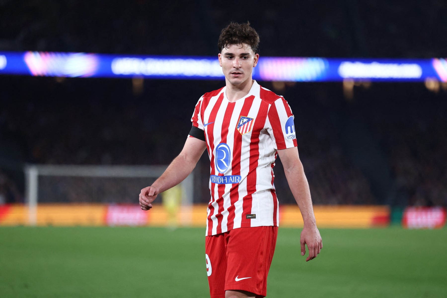 تقارير إسبانية: ألفاريز أبلغ أتلتيكو مدريد برغبته في الانتقال إلى برشلونة