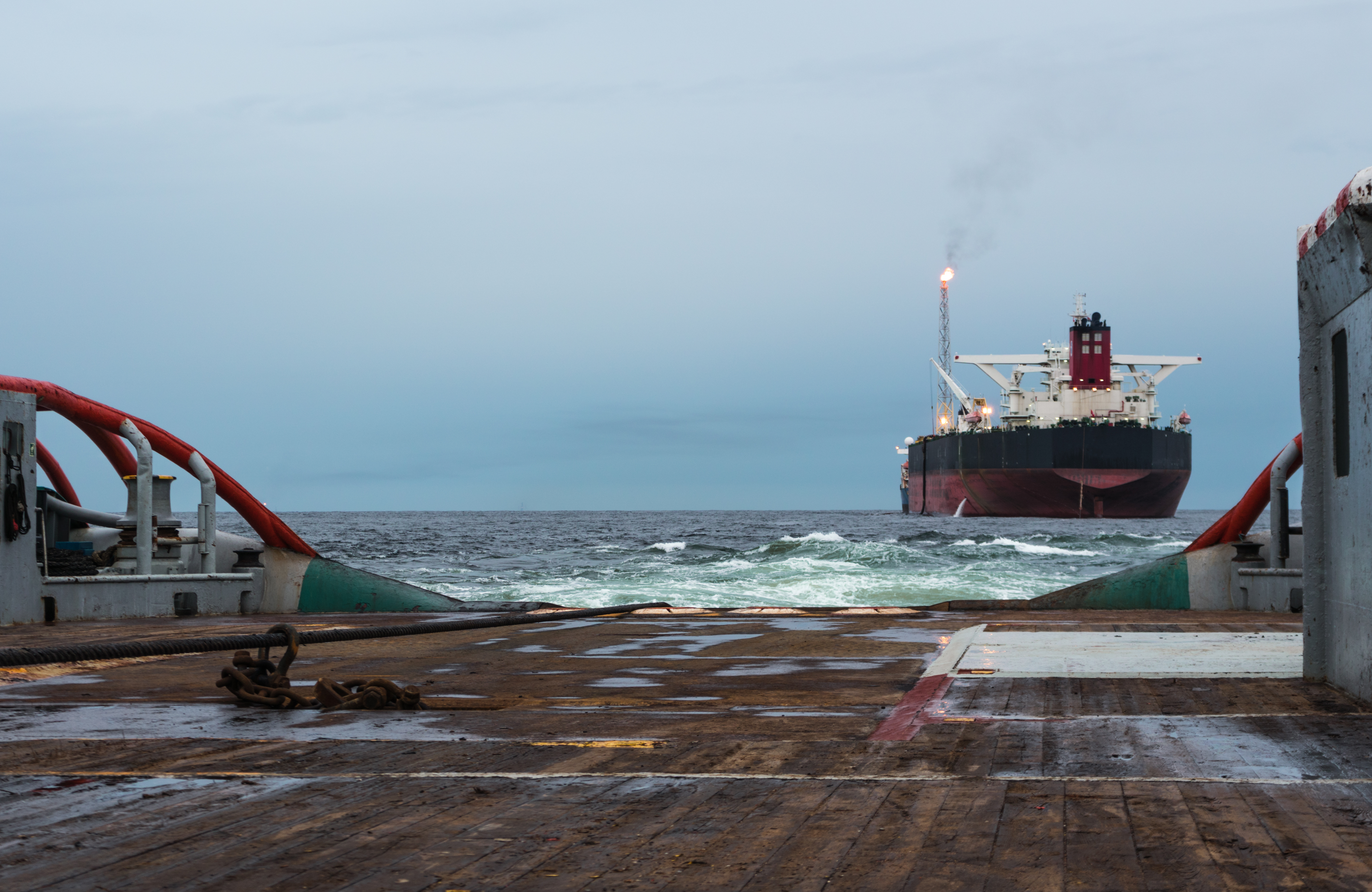 وسط التوترات… الهند تنقذ شحنات الغاز العالقة في الخليج