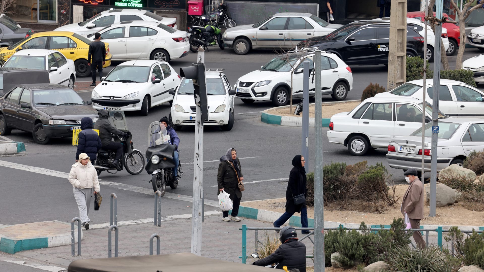 بعد أشهر من القطع.. أمر رئاسي بإعادة الإنترنت في إيران