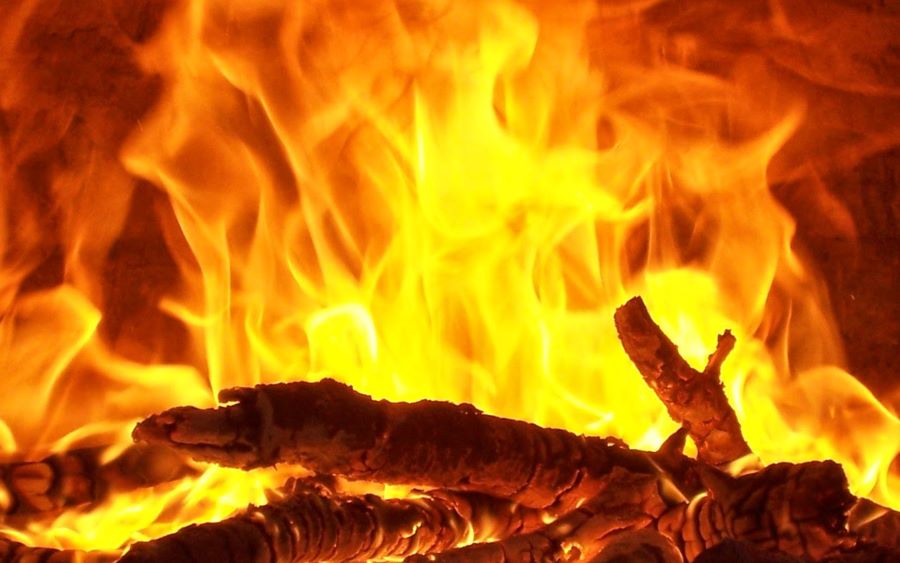 تفسير حلم اشتعال النار للعزباء بالتفصيل ودلالات الخير والشر