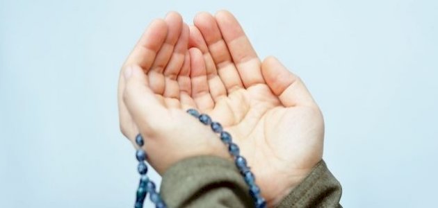 تفسير حلم دعاء الميت للحي للعزباء والمتزوجة والرجل
