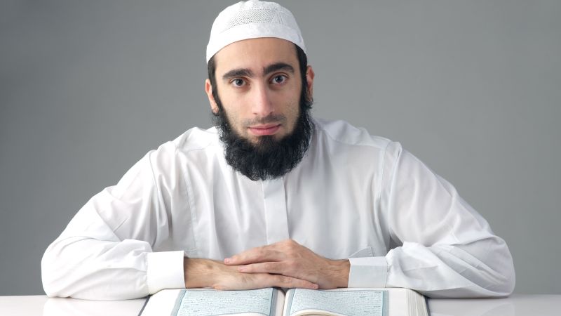 تفسير رؤية شيخ لابس أبيض في المنام ودلالاته