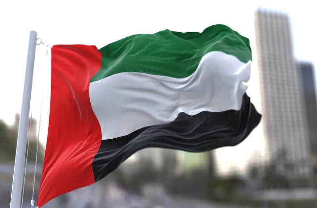 الإمارات: الدفاعات الجوية تواجه هجوماً صاروخياً واسعاً