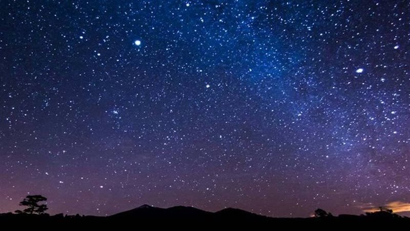 النظر إلى السماء والنجوم في المنام لابن سيرين وأبر
