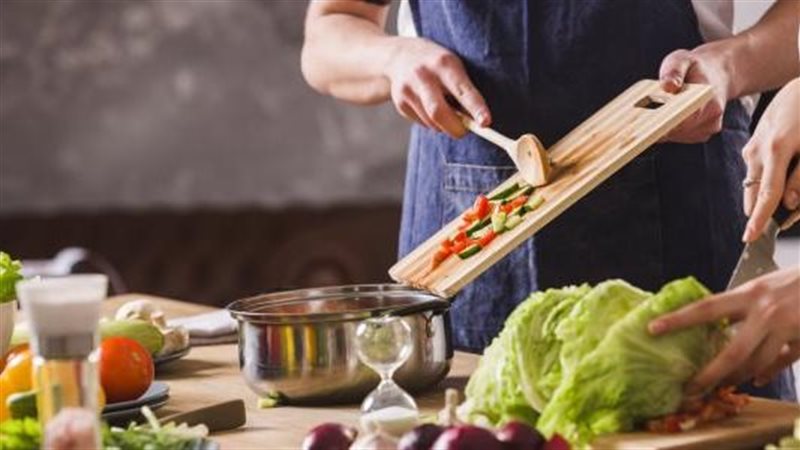 تفسير حلم الطبخ في المنام ومعنى إعداد الطعام