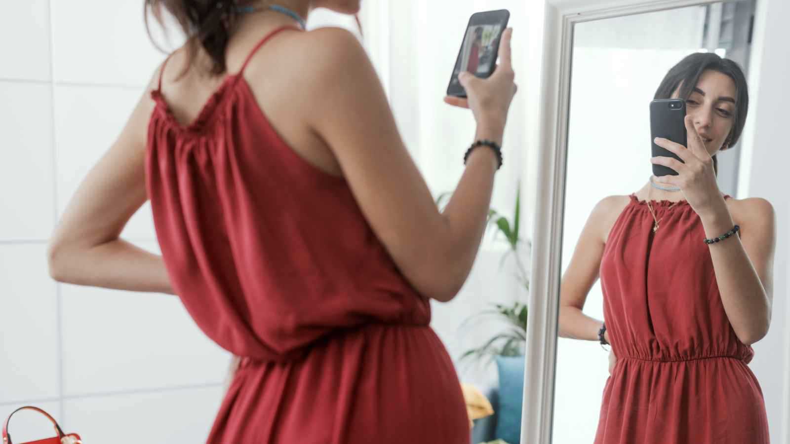 تفسير حلم لبس فستان بلونين في المنام للعزباء والمتزوجة