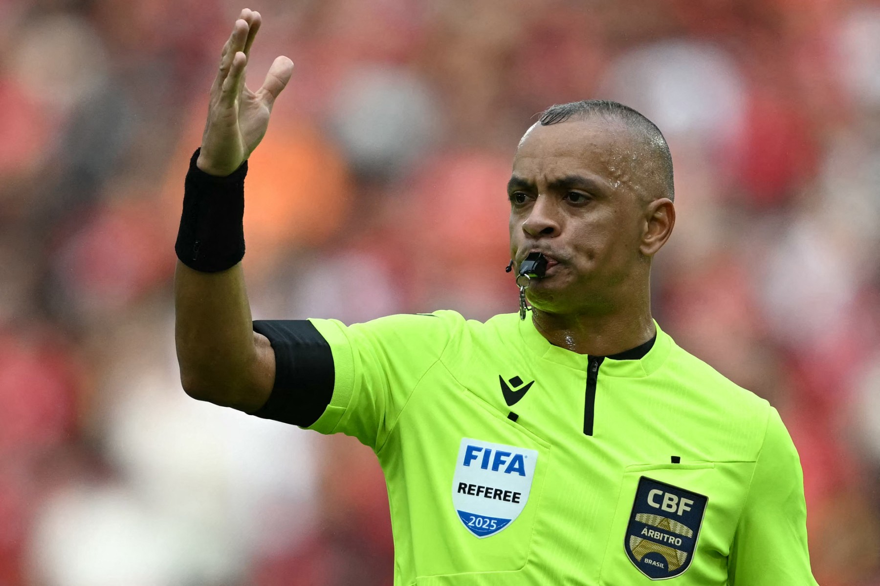 من هو حكم مباراة المكسيك وجنوب أفريقيا الافتتاحية في كأس الع