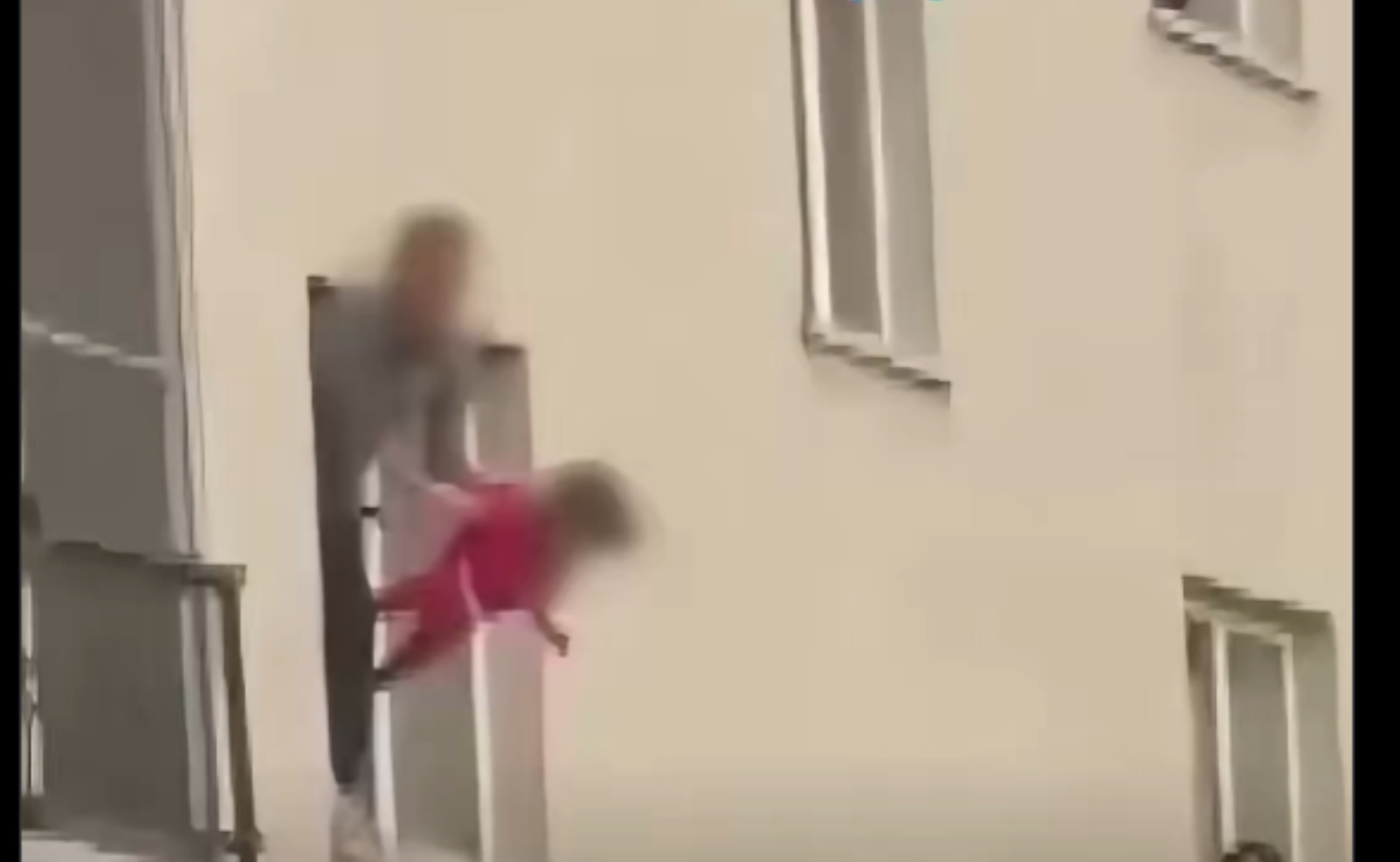 رجل يحتجز ابنته البالغة 3 سنوات ويهددها بسكين من نافذة منزل