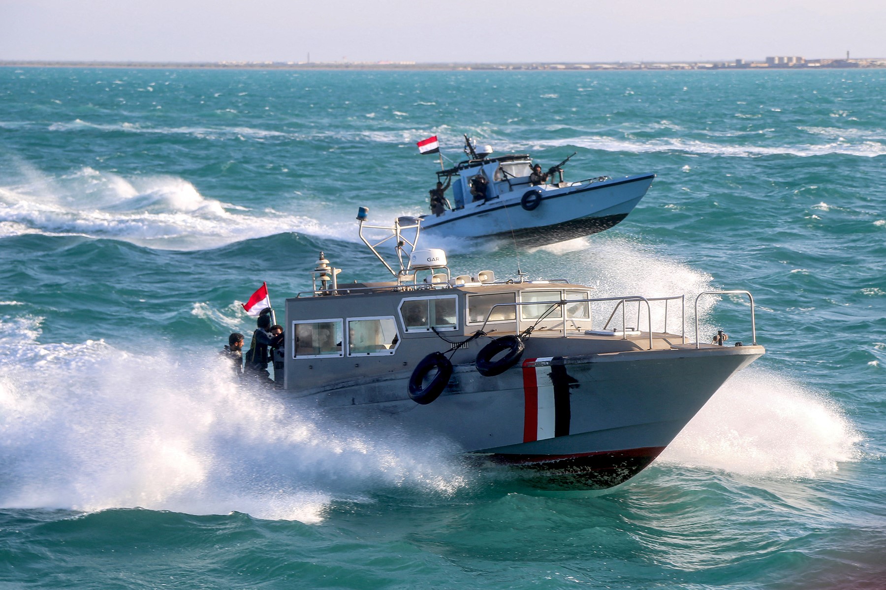 Suspected Houthi boats approach tanker near Aden, prompting warning shots