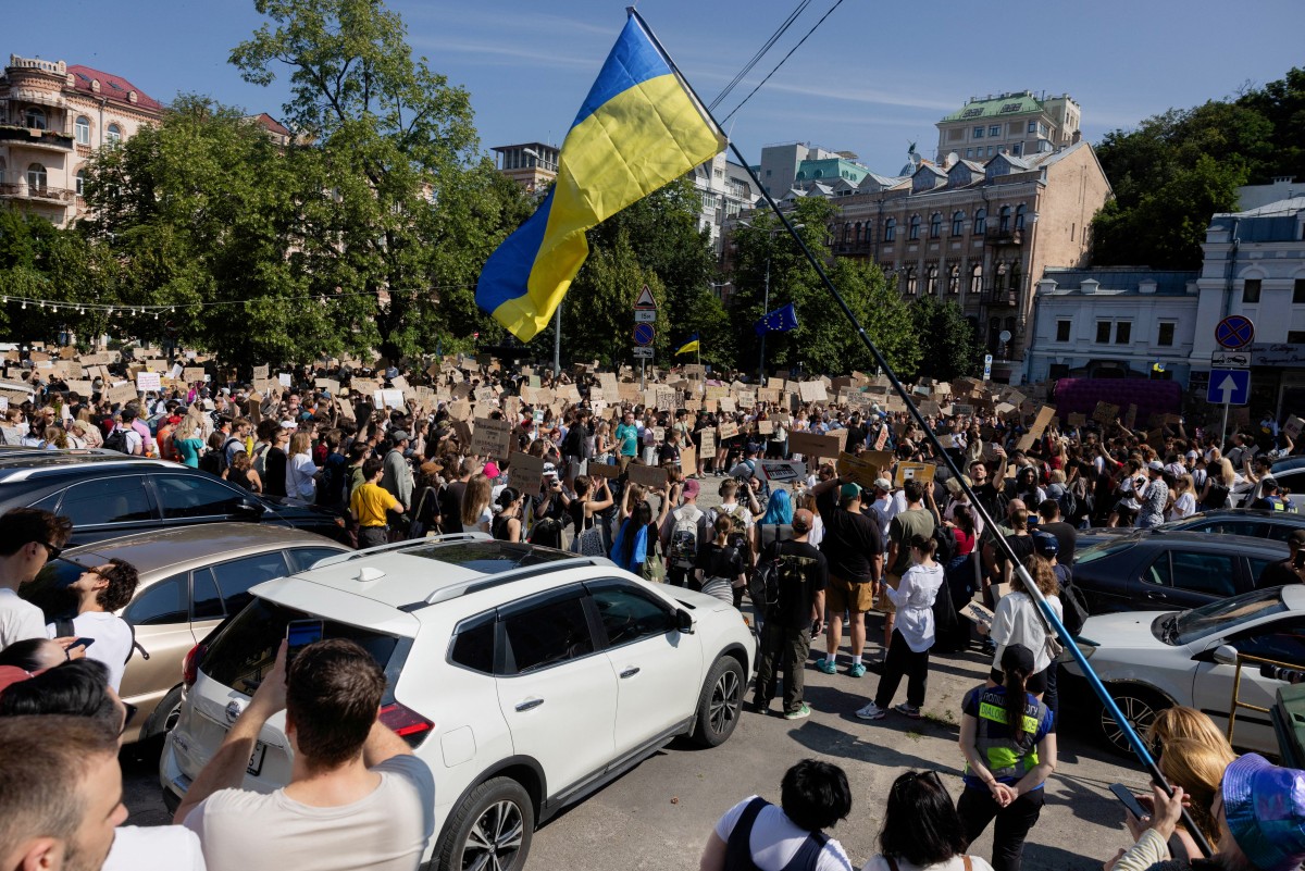 Protests in Ukraine over removal of Defense Minister Fedorov