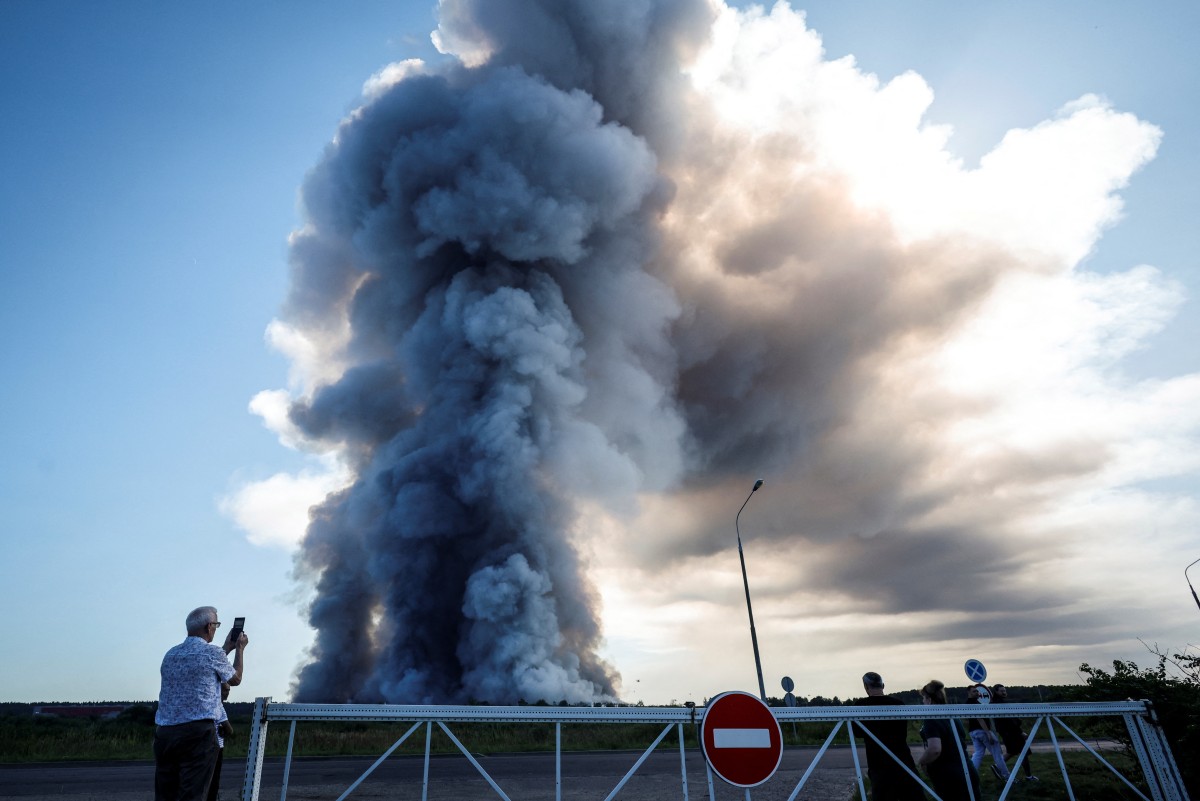 Ukraine strikes Wildberries warehouses in Russia, causing huge fire
