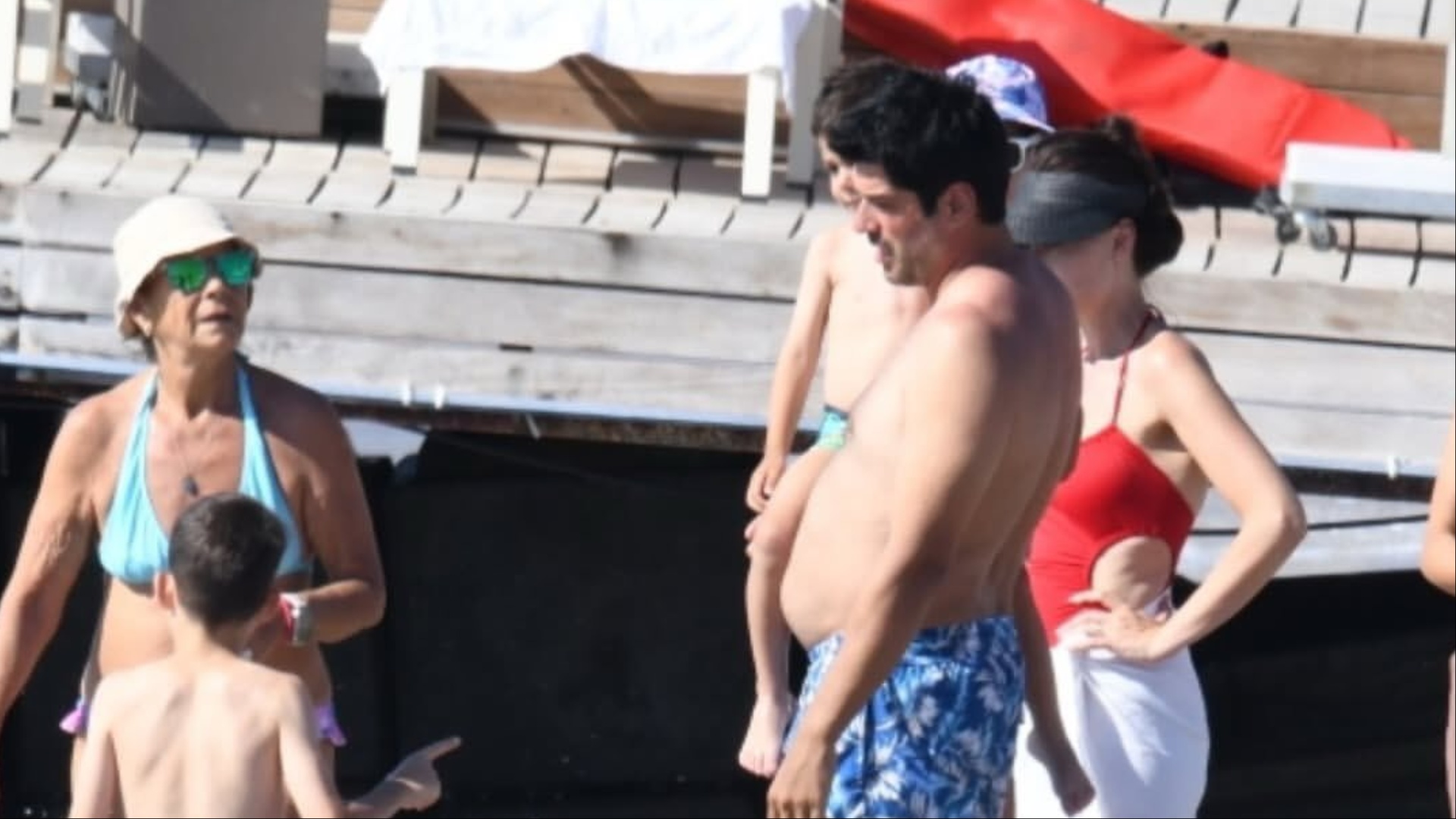 Burak Özçivit gained extra weight: Fahriye Evcen and family enjoy Bodrum beach