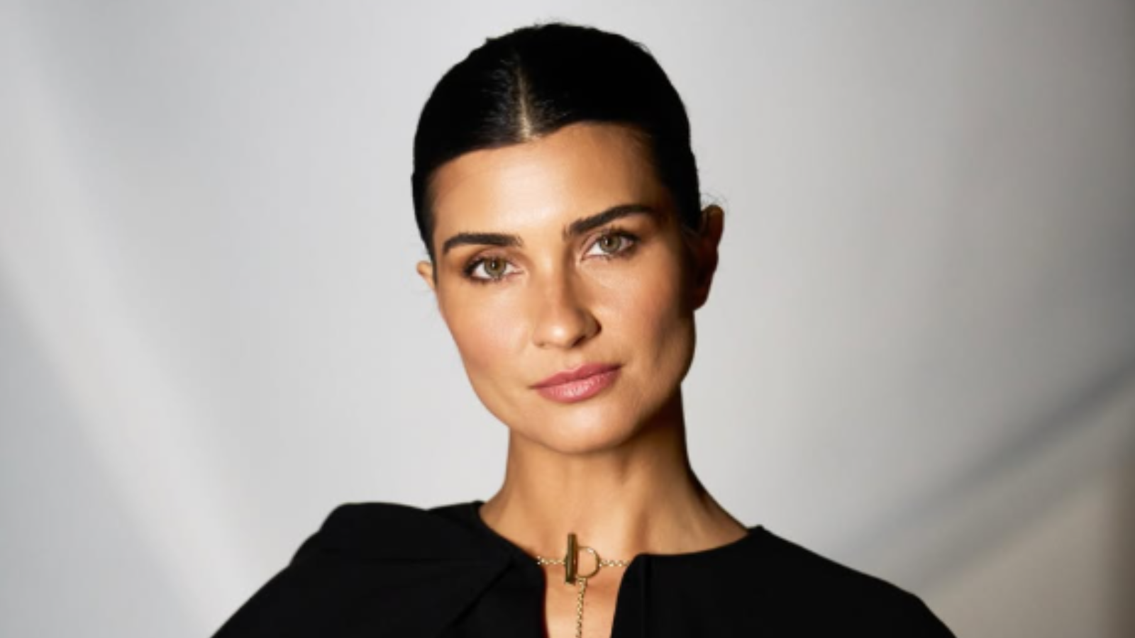 رغم جمالها اللافت توبا بويوكستون تفاجئ الجمهور باعتراف غير متوقع رغم جمالها اللافت توبا بويوكستون تفاجئ الجمهور باعتراف غير متوقع