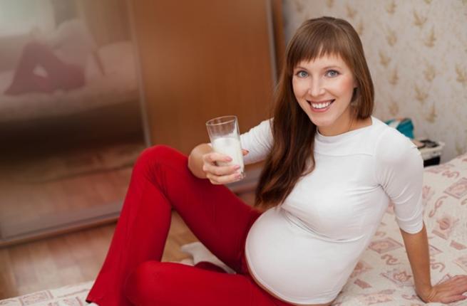 هل يؤثر الحليب على طول قامة الأطفال