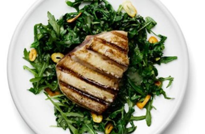 أطباق صحية التونة المشوية والجرجير