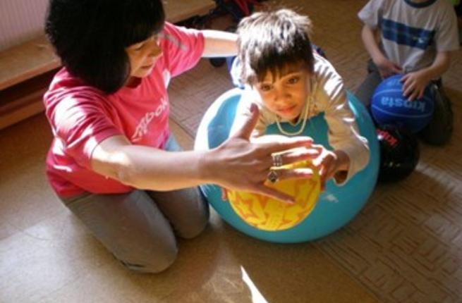 أهمية العلاج الطبيعي في حل مشاكل الحركة عند الأطفال