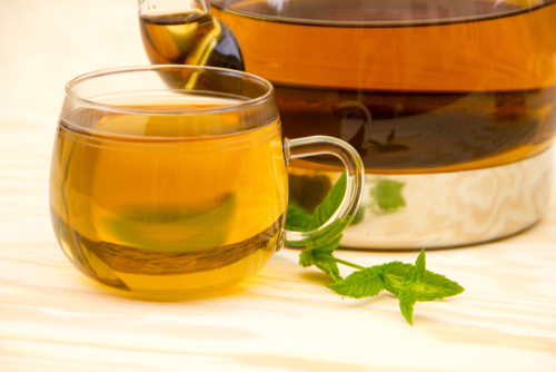 فوائد الشاي الأخضر بالنعناع للكرش