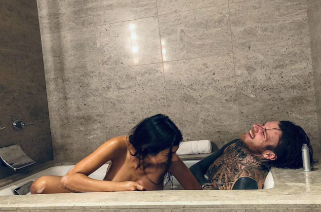 Mia Khalifa And Her Fiance N Aked In The Bathtub Al Bawaba Bahkan saking populernya, cewek kelahiran beirut, lebanon ini dicap sebagai ialah robert sandberg, cowok ganteng asal swedia yang dapat meluluhkan hati mantan bintang panas itu. mia khalifa and her fiance n aked in the