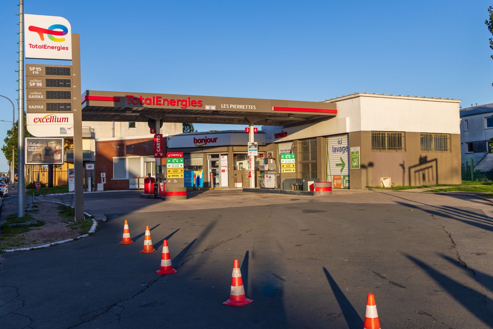 Shell, TotalEnergies net profits fall on lower oil, gas prices