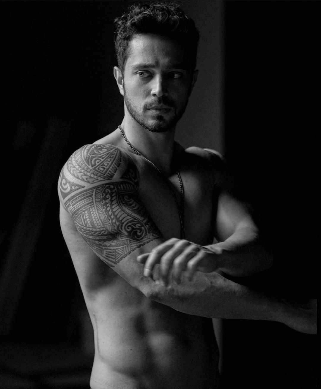 Tuba Büyüküstün Murat Boz Another Self Ada Toprak topless muscles 