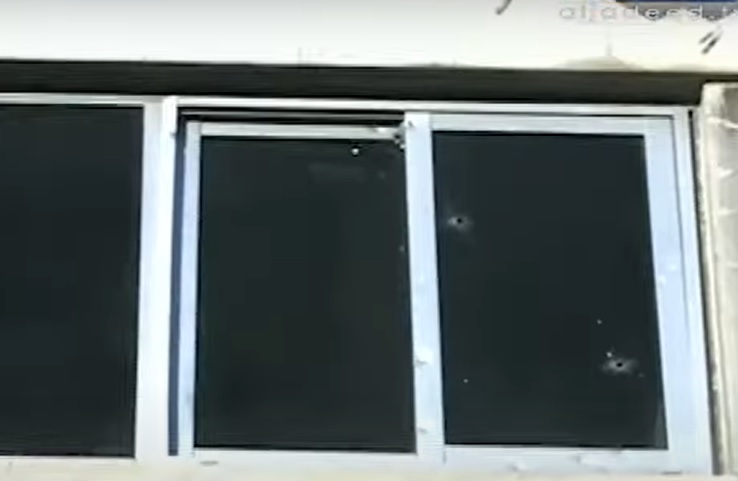 ""اثار الرصاص الذي اخترق نوافذ مبنى تلفزيون الجديد