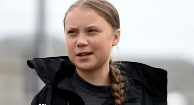 ""غريتا ثانبيرغ علقت على تباهي اندرو تيت بثروته واصفة اياه بانه شخص فارغ وفاشل,
