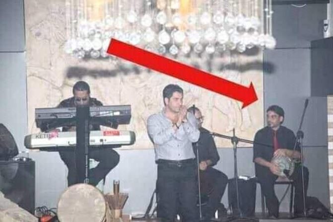 ""مدعي النبوة نشأت منذر في صورة له خلال عمله طبالا في كازينو