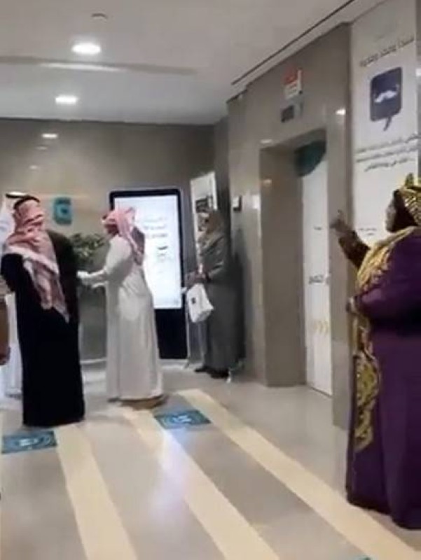 ""لقطة من الفيديو تظهر المراة في استقبال وزير الموارد البشرية