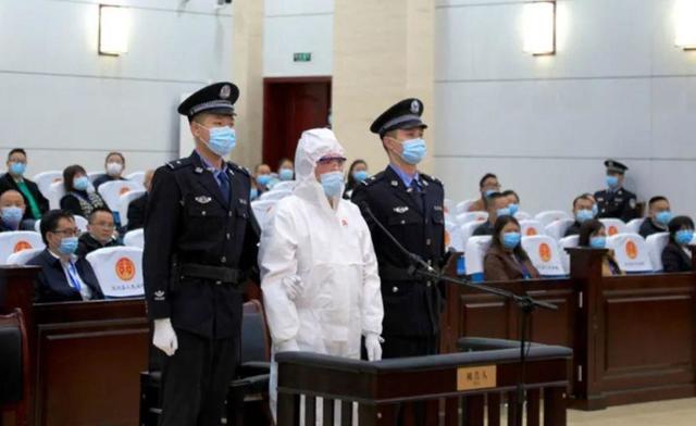 ""تانغ لو خلال محاكمته عقب ارتكابه جريمة حرق طليقته حية