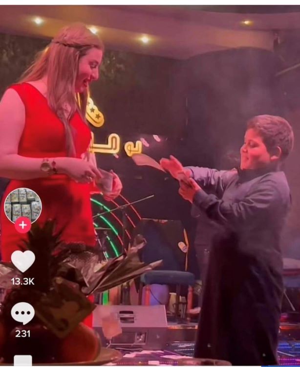 ""حسوني بائع الشاي ينثر النقود على راقصة في مهلى ليلي في اربيل