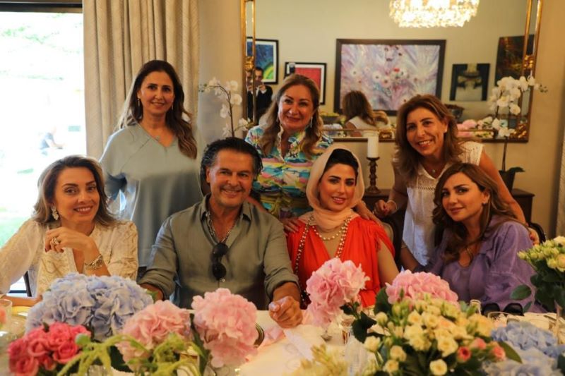 ""لقطة جماعية لزوجة السفير العراقي والمغني راغب علامة مع مجموعة من النساء