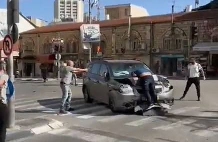 ""صورة ماخوذة من مقطع فيديو للحظة اطلاف النار على منفذ عملية الدهس في القدس