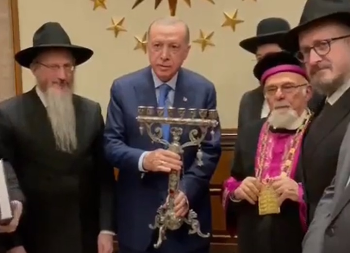 ""أردوغان يتلقى شمعدانا من حاخامات اليهود لدى استقباله لهم في قصره في انقرة