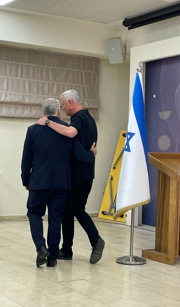 لابيد وغانتس منذ قليل في "كيرياه"