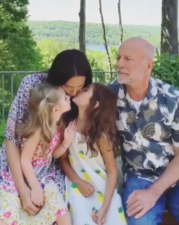 بروس ويليس يقبل ابنته على فمها