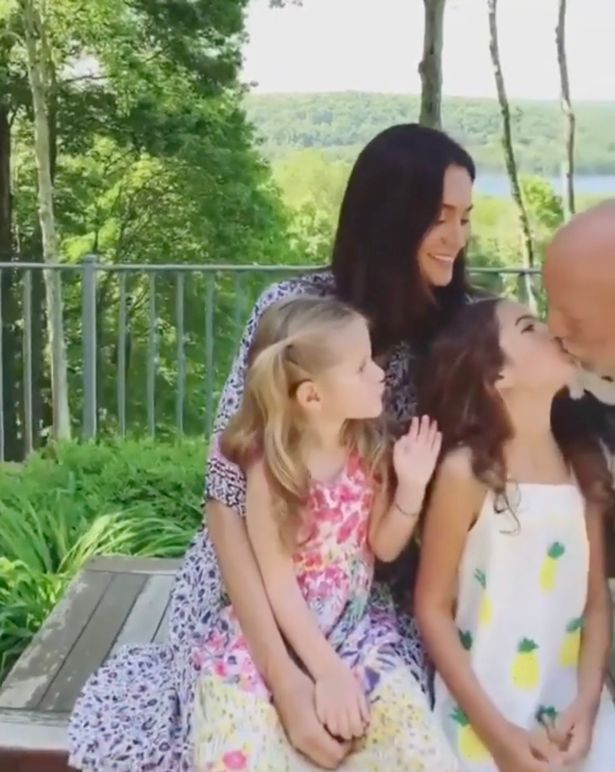 بروس ويليس يقبل ابنته على فمها