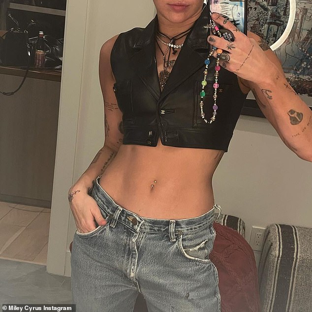 مايلي سايرس بإطلالة مثيرة