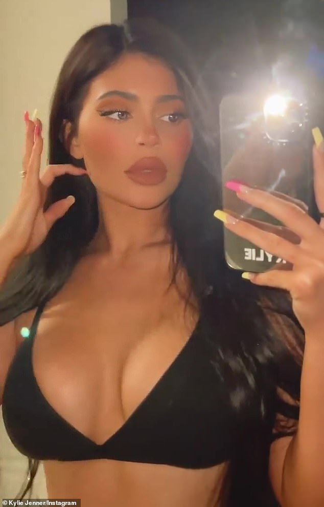 كايلي جينر بحمالة صدر سوداء