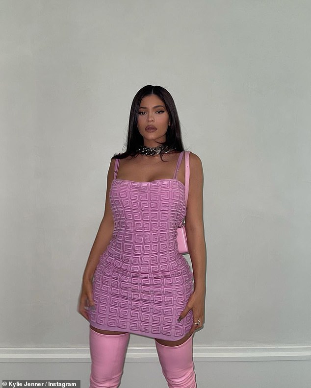 شقيقات كارداشيان/ جينر في عرض أزياء جيفينشي