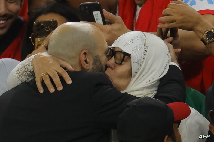 "وليد الركراكي مع والدته"