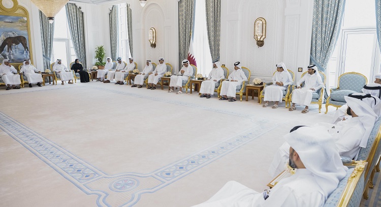 أمير قطر يفاجئ الطلبة الأوائل بساعات روليكس