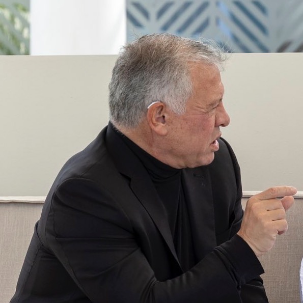 "سماعة أذن ملك الأردن"