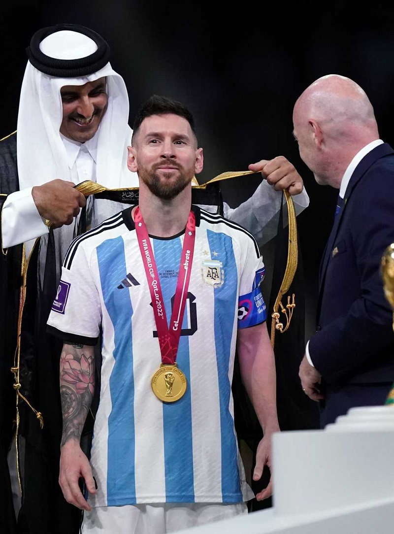 "بشت الشيخ ميسي"