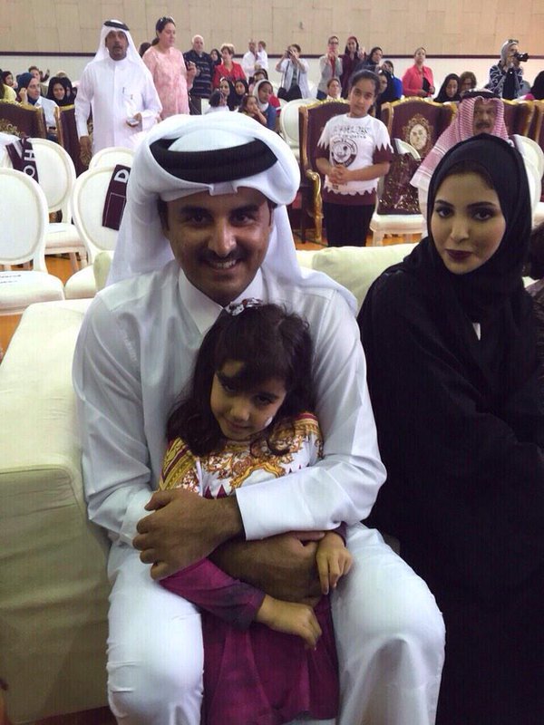 "أمير قطر مع زوجته الشيخة العنود"