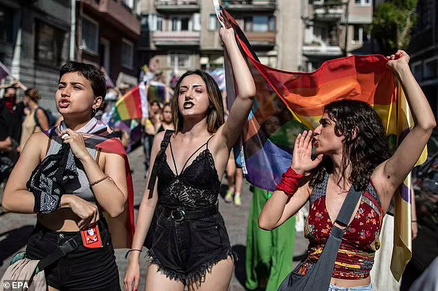 المثليين جنسيًا تنطلق في اسطنبول والشرطة تتصدى