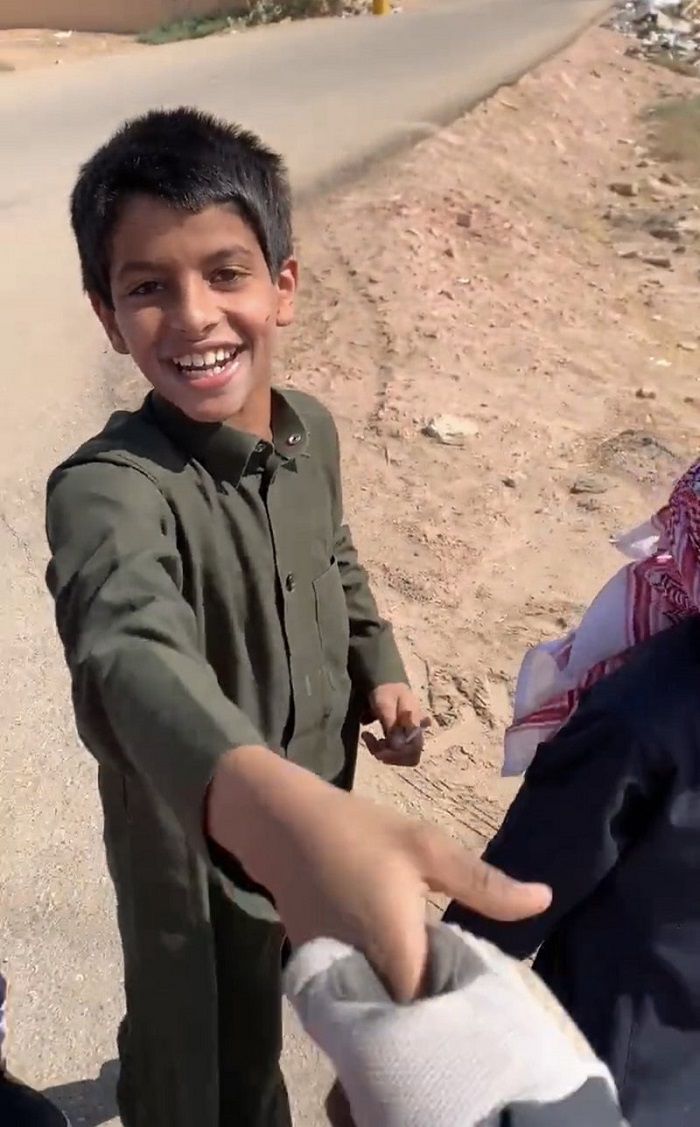 أطفال سعوديون يقابلون متسابق بـ رالي داكار
