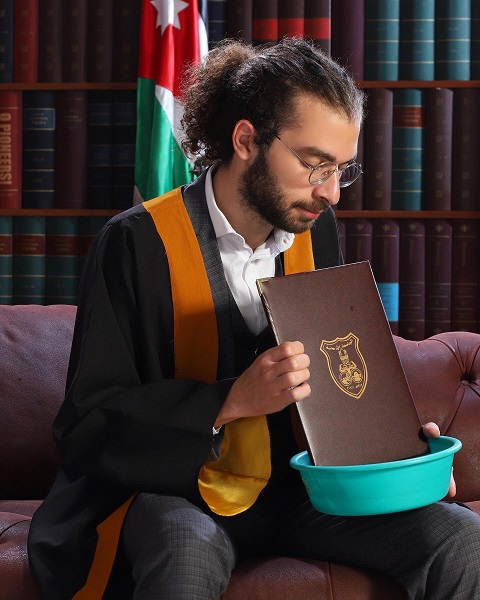 طالب أردني يطبق مقولة "بلها واشرب مَيِتهَا" حرفيًا